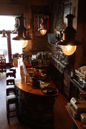 Le bar à l'intérieur de l'Abbaye Café à Angers