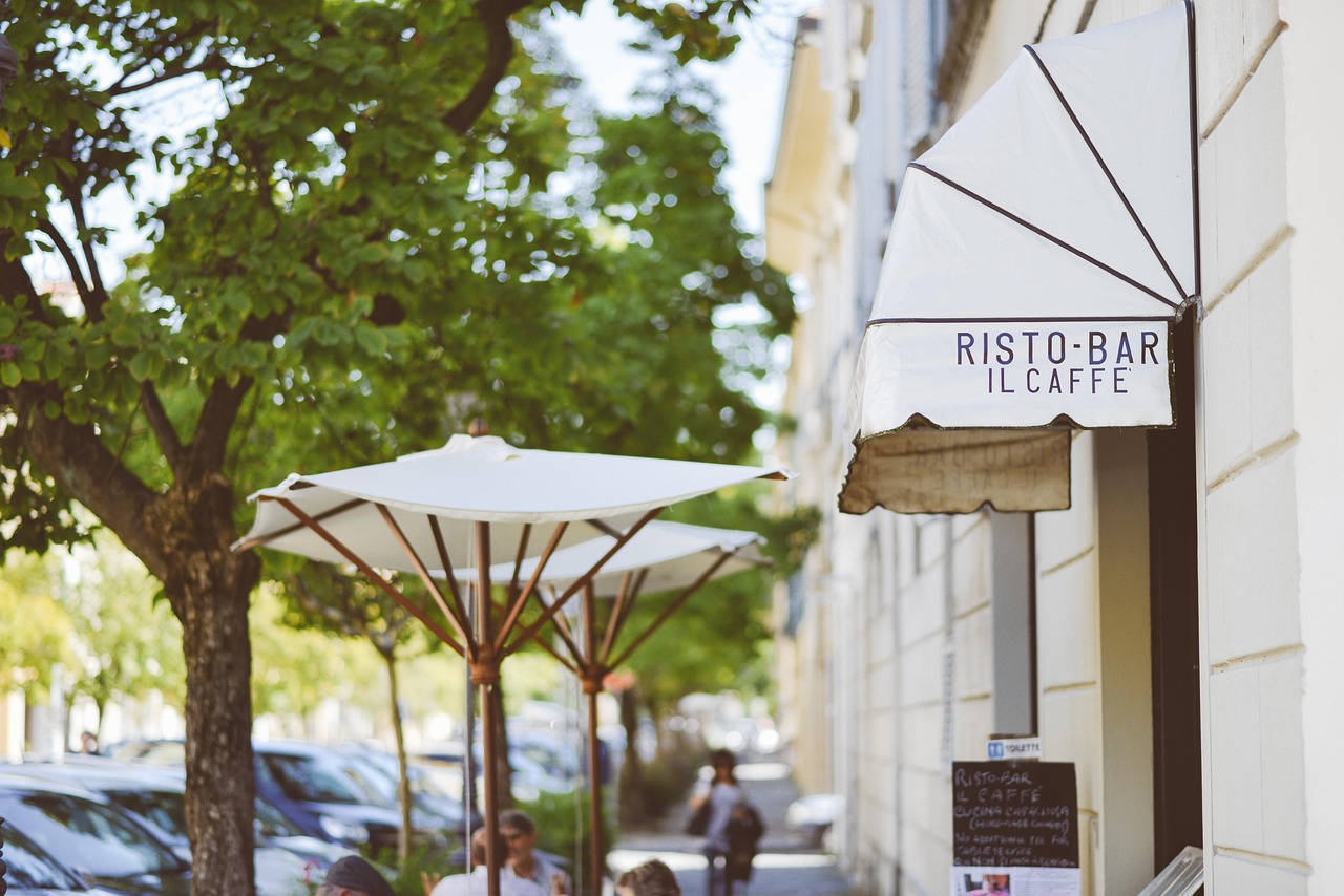 3 dispositions à prendre pour installer un parasol professionnel devant votre restaurant à Angers